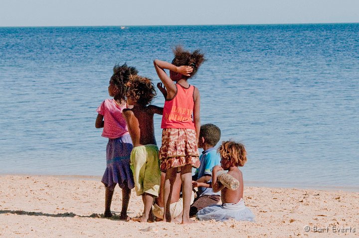 DSC_6123.jpg - kids on the beach