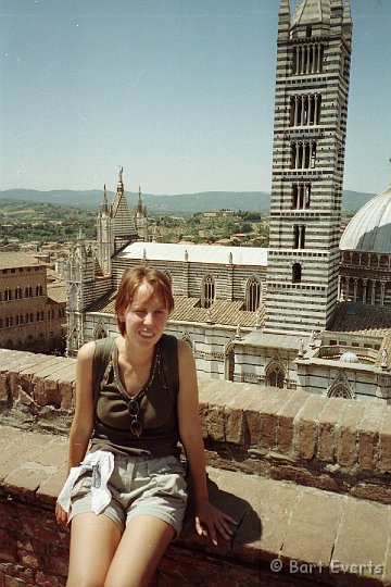 Scan10048.jpg - Rianne with the Cathedral of Siena