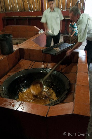 DSC_8800.jpg - cooking sugarcanewater to get sugar