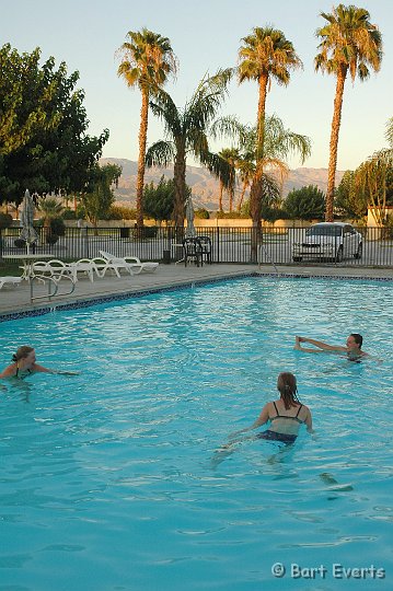 DSC_1062.JPG - Some cooling down in the pool