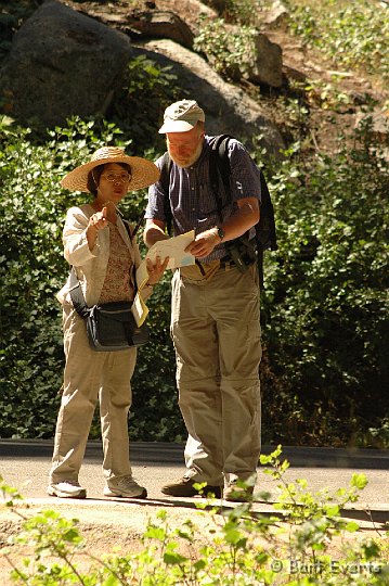 DSC_1358.JPG - One tourist asks dierctions from the other tourist