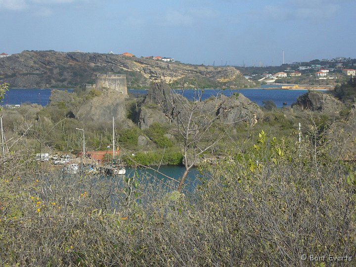 P1000702.jpg - Caracasbaai with fort Beekenburg