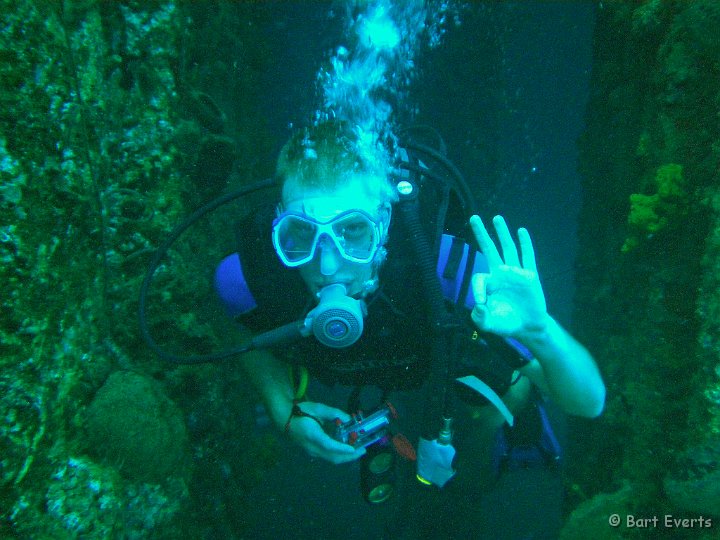 DSC_6061a.jpg - Diving near Tugboat