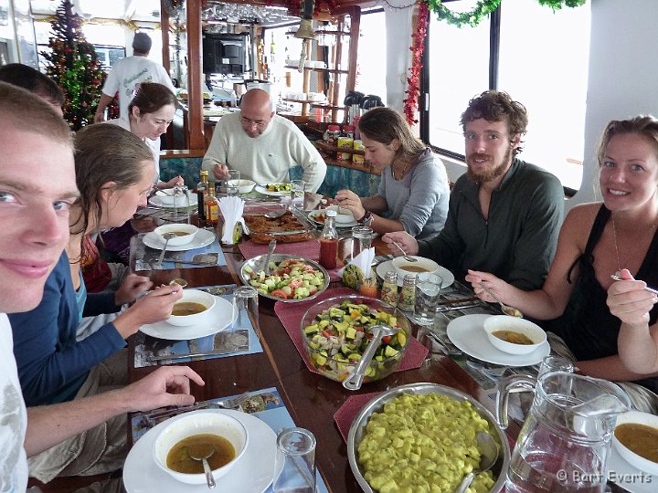 DSC_8050a.jpg - lunch with 8 other guests; a turkish family, 2 canadians, 1 englishman, 1 australian girl. And plenty of food