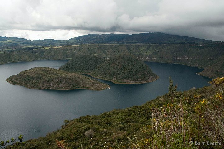 eDSC_0380.JPG - Making a 5 hour circular walk around the crater rim of an extinct volcano filled with water: Laguna Cuicocha