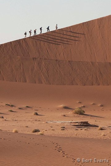 DSC_5522.jpg - people climbing one of the dunes
