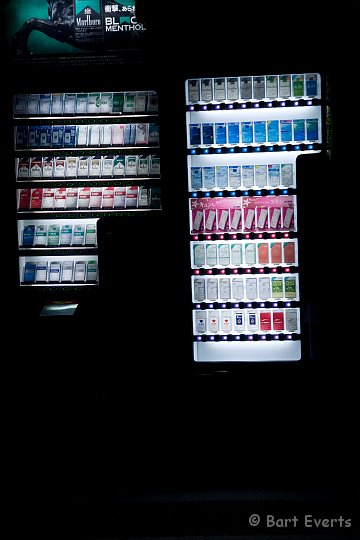DSC_4919.jpg - Vendingmachines are on every single street corner. Getting dehydrated in Japan is impossible