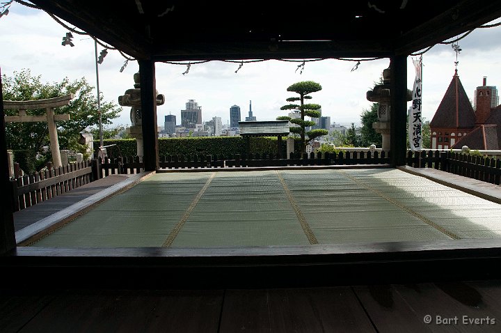 DSC_4987.jpg - Tatami with a view over Kobe town