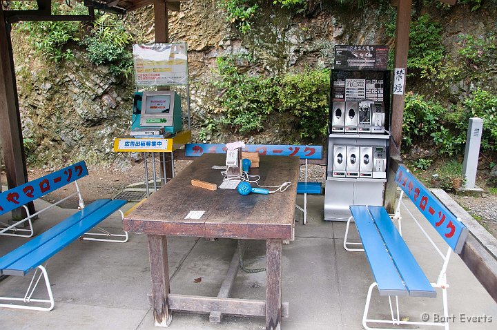 DSC_5084.jpg - Also in Temples you can recharge batteries or use a hairdryer! (blue ones on the table)