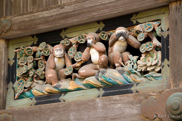 DSC_5391.jpg - Tosho-gu shrine: famous carvings of 'See, hear and speak no evil'-monkeys which respresent the three major principles of Tendai Buddhism
