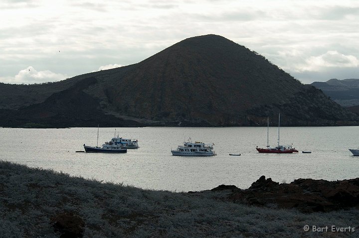 DSC_8356.JPG - Boats in the bay next to Bartolomé Island